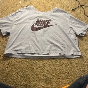 LIGHT PURPLE NIKE CROPPED TEE SIZE MEDUIM